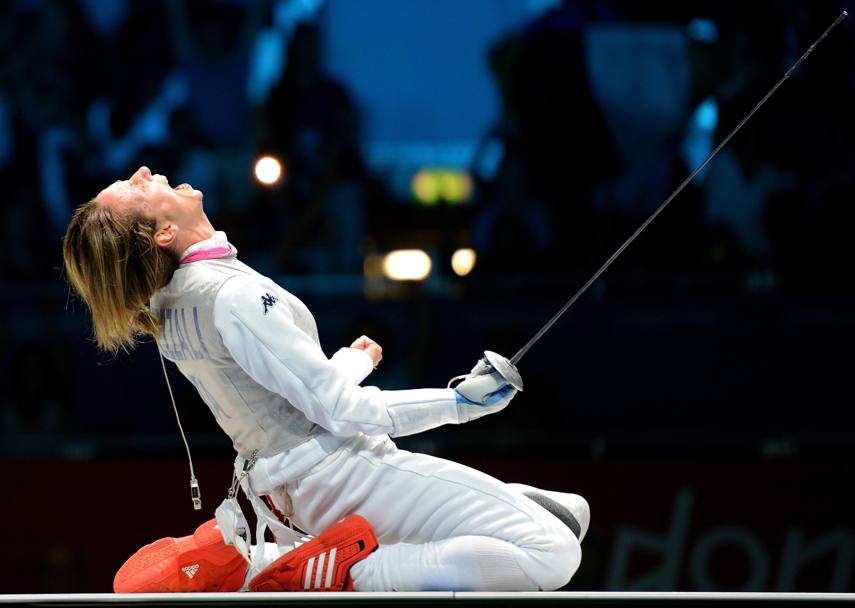 Olimpiade Londra 2012. Valentina Vezzali esulta dopo aver dato la stoccata finale nel match contro la Russia nella finale del fioretto a squadre (Ansa)
